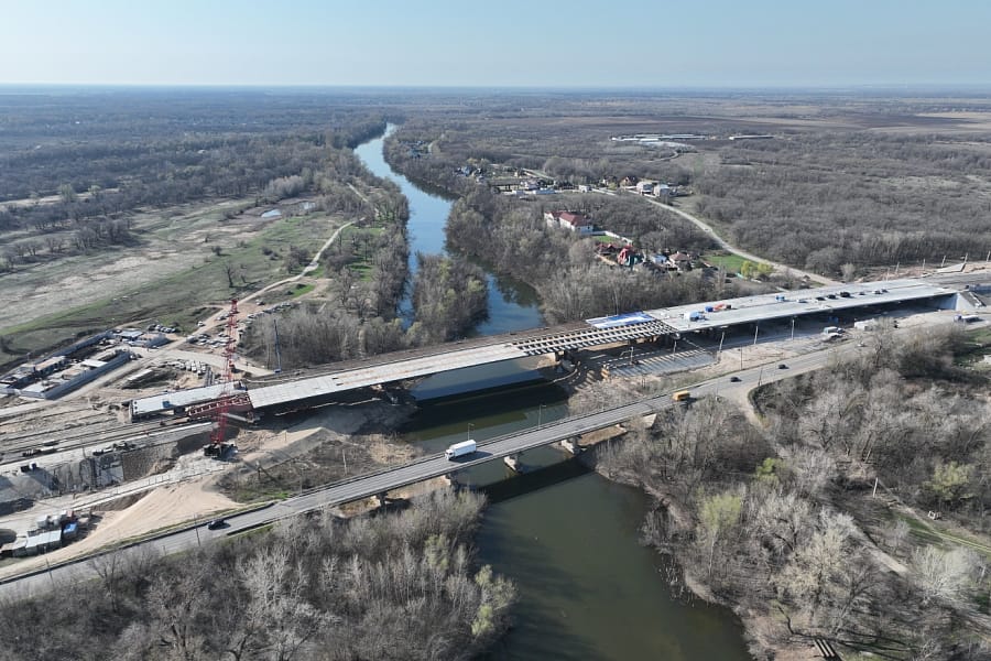 Волгоградская область: завершена надвижка пролетов моста через ерик Гнилой