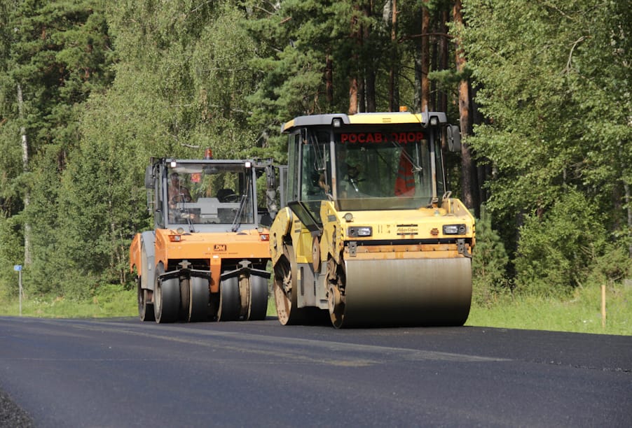 В Псковской области обновляют участок трассы на подъезде к поселку Заситино